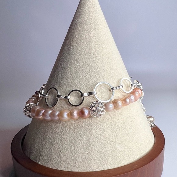 Double layered bracelet with real pearls and a metal chain - Picture 2 of 4